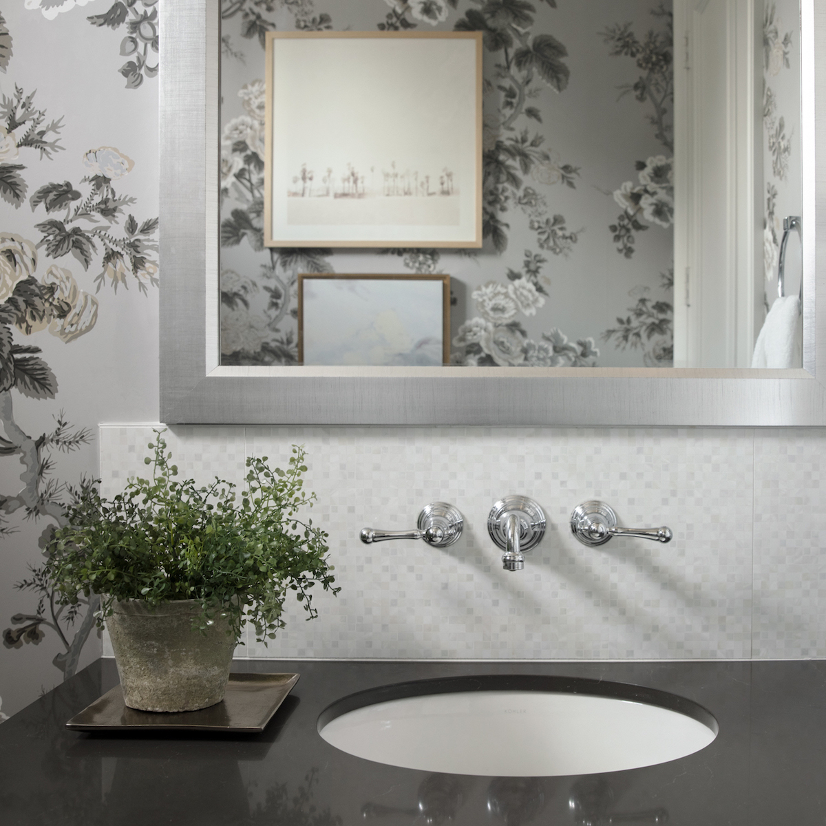 bathroom-design-floral-wallpaper