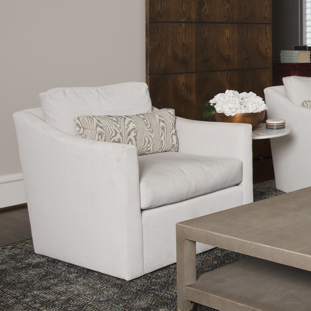living-room-accent-chair-white-accent-pillow